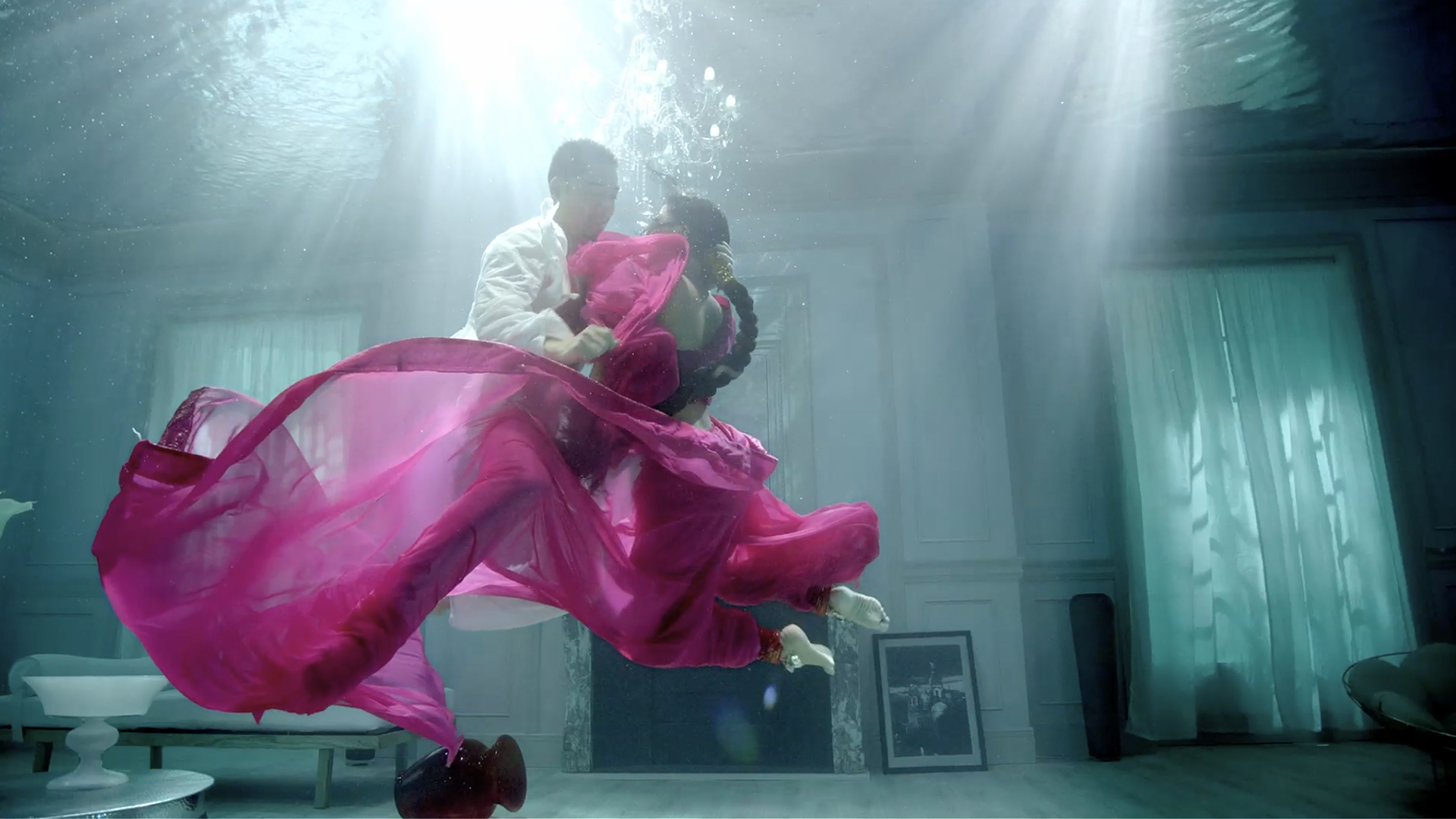 Film publicitaire, danseuse sous l'eau