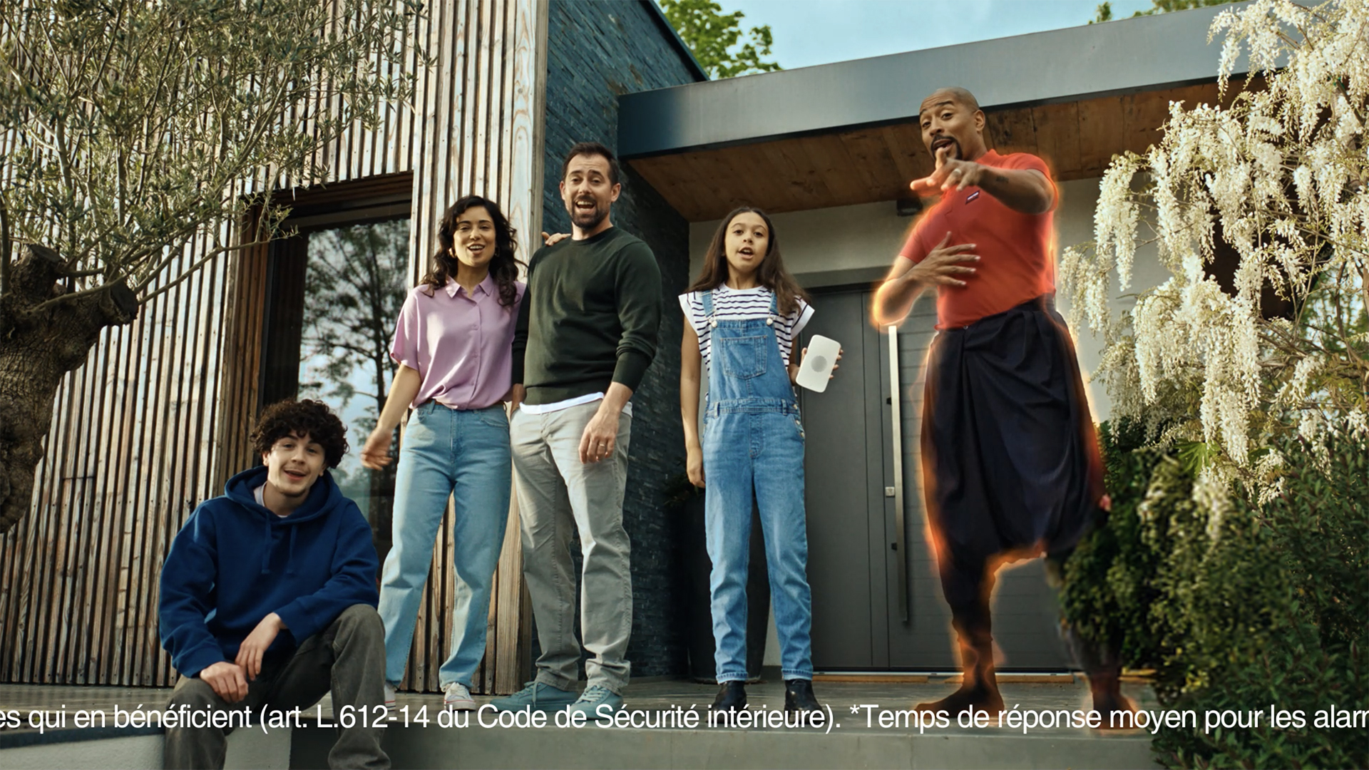 Film publicitaire, famille devant une maison